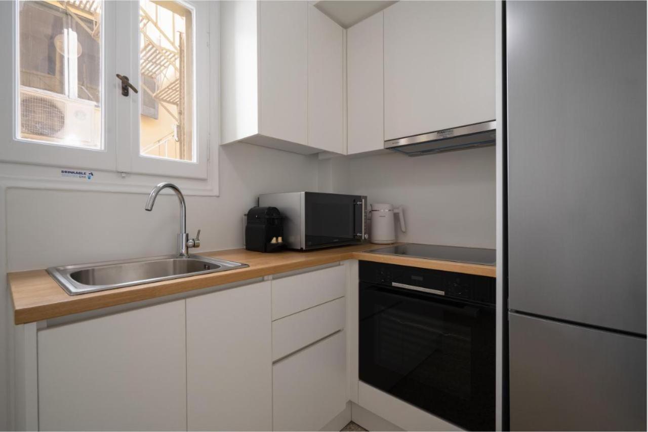 Vibrant Urban Getaway: Charming 2-Bedroom Near Bars, Parks, And Metro Athens Luaran gambar
